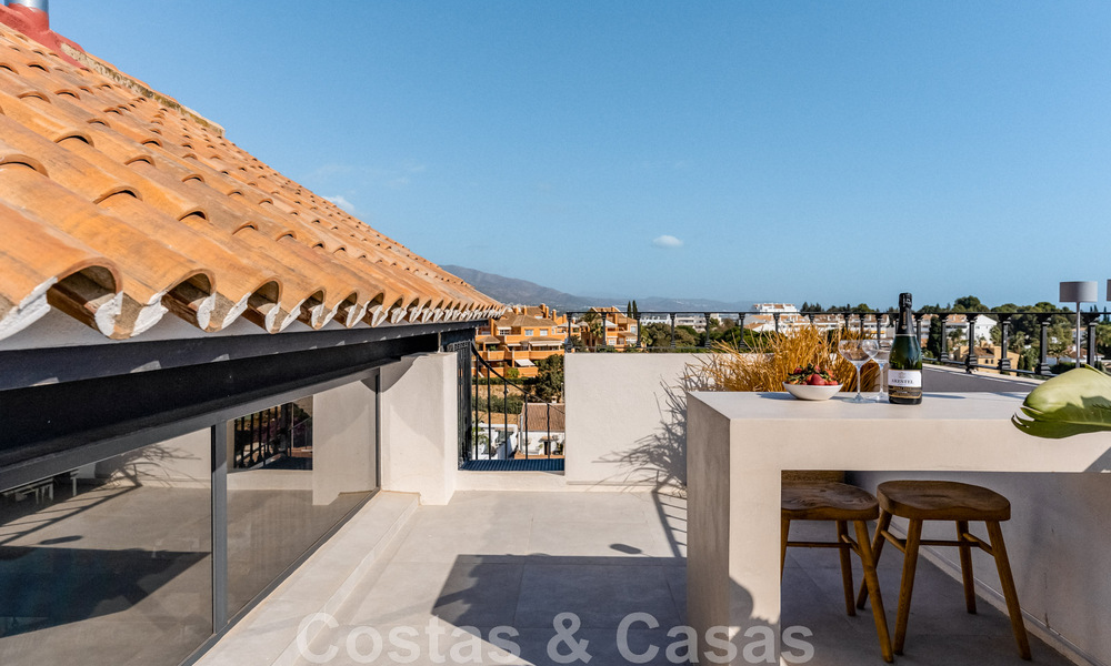 Nieuw op de markt! Unieke villa te koop, met gezellige buitenruimtes en panoramische zichten in Nueva Andalucia, Marbella. Op wandelafstand van Puerto Banus. 47569