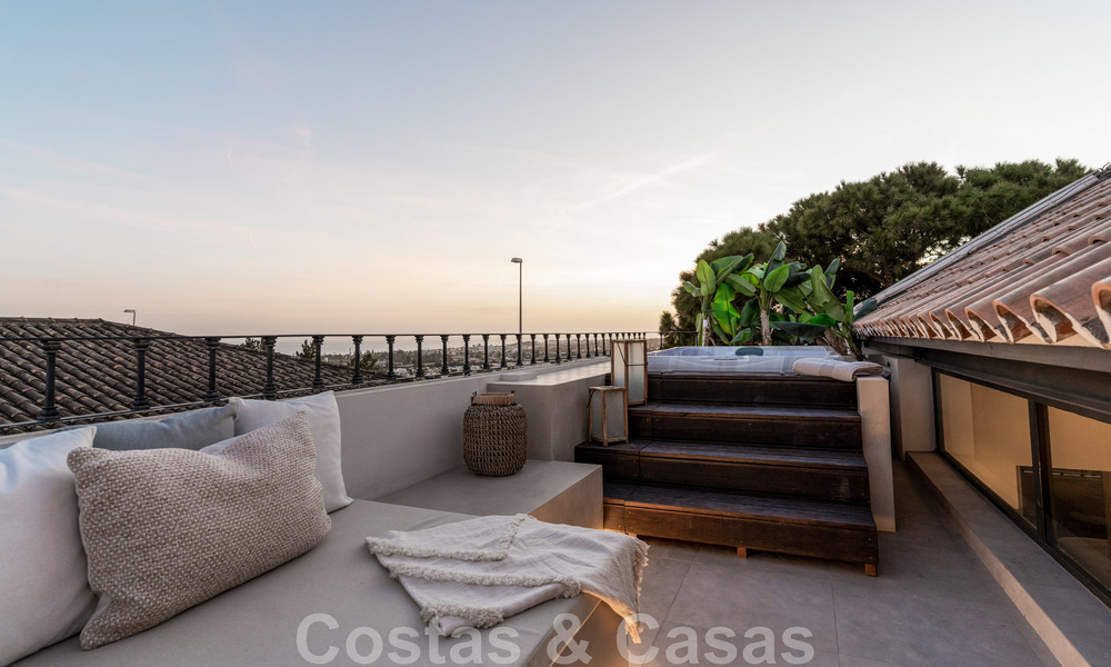 Nieuw op de markt! Unieke villa te koop, met gezellige buitenruimtes en panoramische zichten in Nueva Andalucia, Marbella. Op wandelafstand van Puerto Banus. 47572