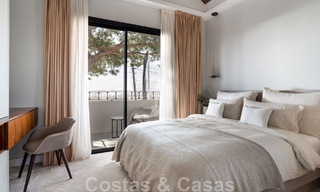 Nieuw op de markt! Unieke villa te koop, met gezellige buitenruimtes en panoramische zichten in Nueva Andalucia, Marbella. Op wandelafstand van Puerto Banus. 47577 