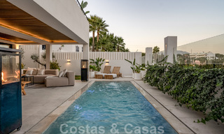 Nieuw op de markt! Unieke villa te koop, met gezellige buitenruimtes en panoramische zichten in Nueva Andalucia, Marbella. Op wandelafstand van Puerto Banus. 47579 