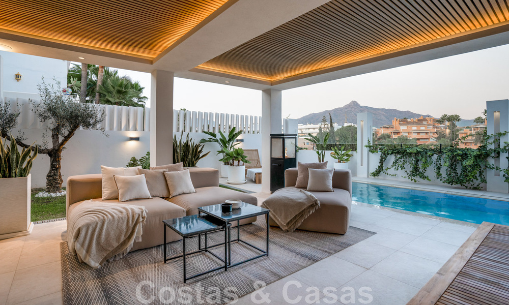 Nieuw op de markt! Unieke villa te koop, met gezellige buitenruimtes en panoramische zichten in Nueva Andalucia, Marbella. Op wandelafstand van Puerto Banus. 47580