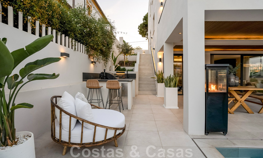 Nieuw op de markt! Unieke villa te koop, met gezellige buitenruimtes en panoramische zichten in Nueva Andalucia, Marbella. Op wandelafstand van Puerto Banus. 47582