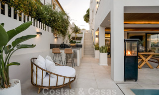 Nieuw op de markt! Unieke villa te koop, met gezellige buitenruimtes en panoramische zichten in Nueva Andalucia, Marbella. Op wandelafstand van Puerto Banus. 47582 
