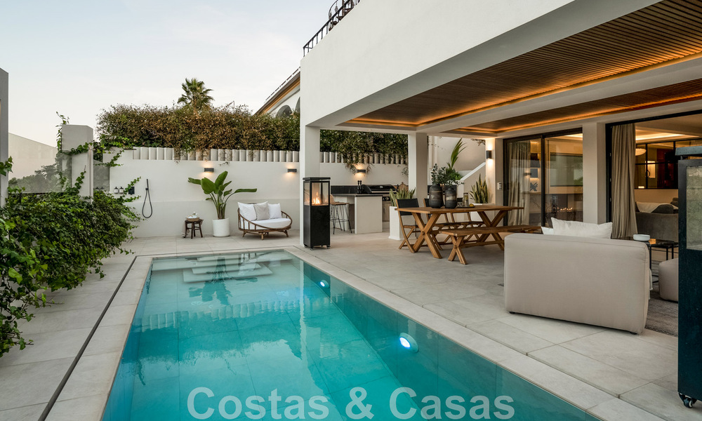 Nieuw op de markt! Unieke villa te koop, met gezellige buitenruimtes en panoramische zichten in Nueva Andalucia, Marbella. Op wandelafstand van Puerto Banus. 47585