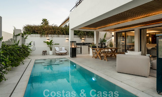 Nieuw op de markt! Unieke villa te koop, met gezellige buitenruimtes en panoramische zichten in Nueva Andalucia, Marbella. Op wandelafstand van Puerto Banus. 47585 