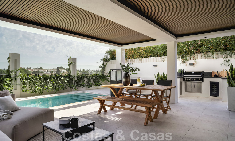 Nieuw op de markt! Unieke villa te koop, met gezellige buitenruimtes en panoramische zichten in Nueva Andalucia, Marbella. Op wandelafstand van Puerto Banus. 47586