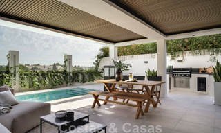 Nieuw op de markt! Unieke villa te koop, met gezellige buitenruimtes en panoramische zichten in Nueva Andalucia, Marbella. Op wandelafstand van Puerto Banus. 47586 