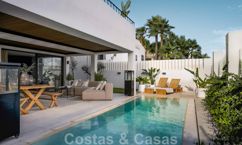 Nieuw op de markt! Unieke villa te koop, met gezellige buitenruimtes en panoramische zichten in Nueva Andalucia, Marbella. Op wandelafstand van Puerto Banus. 47588