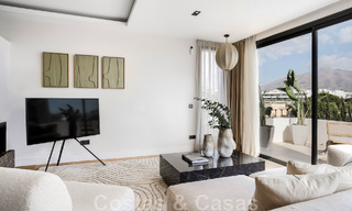 Nieuw op de markt! Unieke villa te koop, met gezellige buitenruimtes en panoramische zichten in Nueva Andalucia, Marbella. Op wandelafstand van Puerto Banus. 47589 