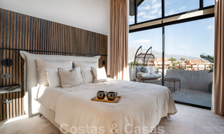 Nieuw op de markt! Unieke villa te koop, met gezellige buitenruimtes en panoramische zichten in Nueva Andalucia, Marbella. Op wandelafstand van Puerto Banus. 47591 