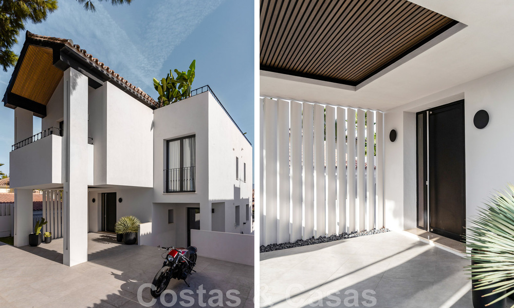 Nieuw op de markt! Unieke villa te koop, met gezellige buitenruimtes en panoramische zichten in Nueva Andalucia, Marbella. Op wandelafstand van Puerto Banus. 47592