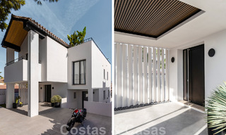 Nieuw op de markt! Unieke villa te koop, met gezellige buitenruimtes en panoramische zichten in Nueva Andalucia, Marbella. Op wandelafstand van Puerto Banus. 47592 
