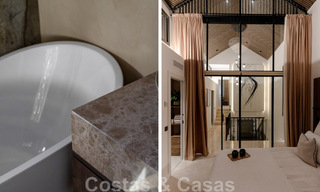 Nieuw op de markt! Unieke villa te koop, met gezellige buitenruimtes en panoramische zichten in Nueva Andalucia, Marbella. Op wandelafstand van Puerto Banus. 47601 