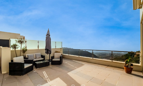 Modern 3 slaapkamers-penthouse te koop, op één niveau, zuid gericht met zeezicht in de heuvels van Los Monteros, Oost Marbella 47423