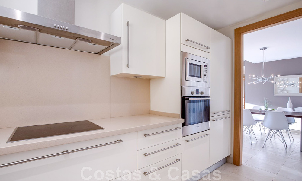 Gerenoveerd luxe appartement te koop, open zeezicht, gelegen in een luxueus complex van Los Monteros, Marbella 47513