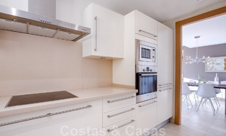 Gerenoveerd luxe appartement te koop, open zeezicht, gelegen in een luxueus complex van Los Monteros, Marbella 47513 
