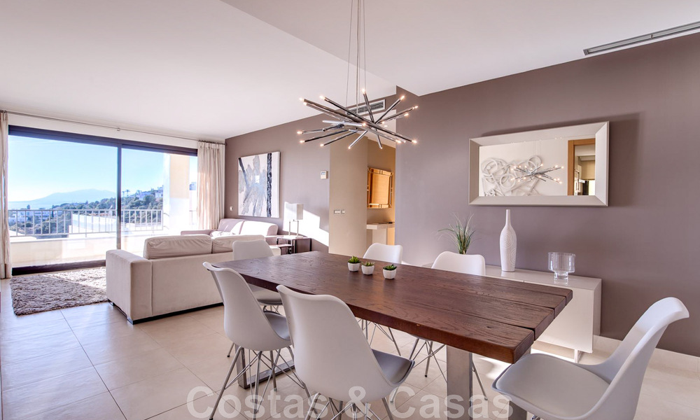 Gerenoveerd luxe appartement te koop, open zeezicht, gelegen in een luxueus complex van Los Monteros, Marbella 47514