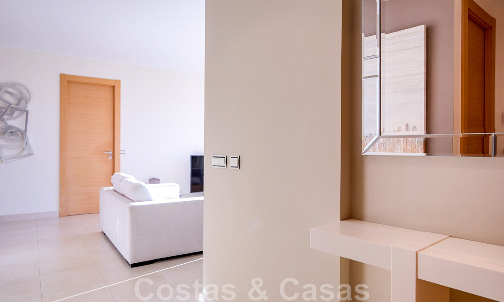 Gerenoveerd luxe appartement te koop, open zeezicht, gelegen in een luxueus complex van Los Monteros, Marbella 47515