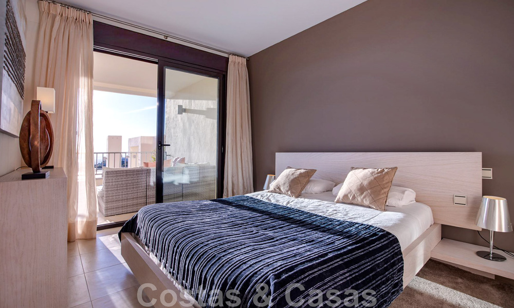Gerenoveerd luxe appartement te koop, open zeezicht, gelegen in een luxueus complex van Los Monteros, Marbella 47516