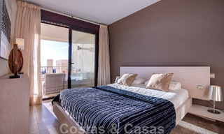 Gerenoveerd luxe appartement te koop, open zeezicht, gelegen in een luxueus complex van Los Monteros, Marbella 47516 