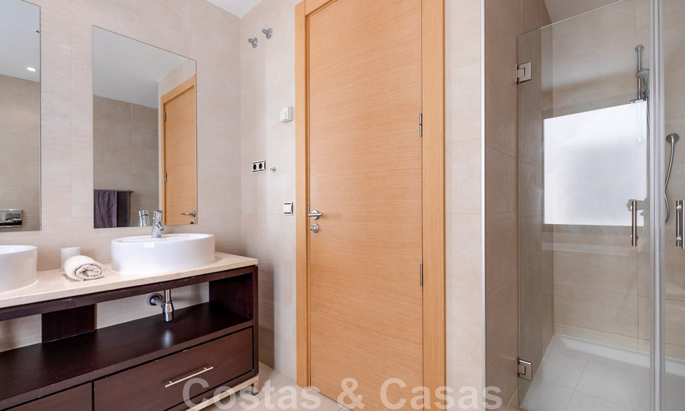Gerenoveerd luxe appartement te koop, open zeezicht, gelegen in een luxueus complex van Los Monteros, Marbella 47518