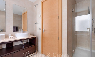 Gerenoveerd luxe appartement te koop, open zeezicht, gelegen in een luxueus complex van Los Monteros, Marbella 47518 