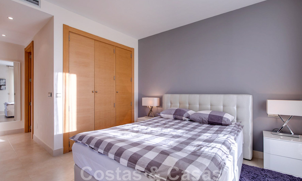 Gerenoveerd luxe appartement te koop, open zeezicht, gelegen in een luxueus complex van Los Monteros, Marbella 47520
