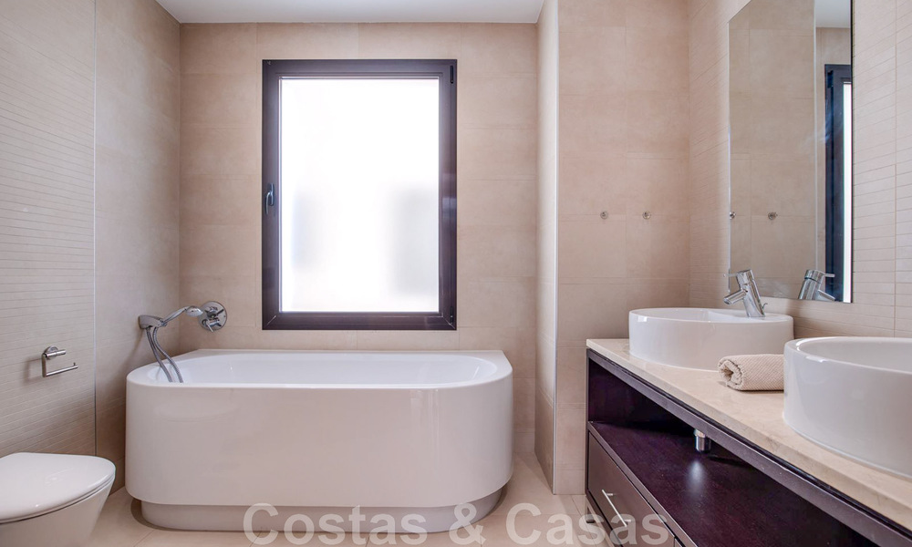 Gerenoveerd luxe appartement te koop, open zeezicht, gelegen in een luxueus complex van Los Monteros, Marbella 47521