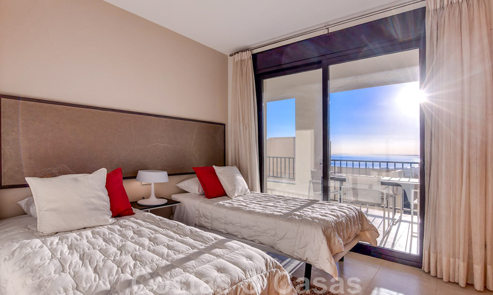 Gerenoveerd luxe appartement te koop, open zeezicht, gelegen in een luxueus complex van Los Monteros, Marbella 47522