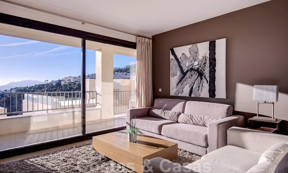 Gerenoveerd luxe appartement te koop, open zeezicht, gelegen in een luxueus complex van Los Monteros, Marbella 47525