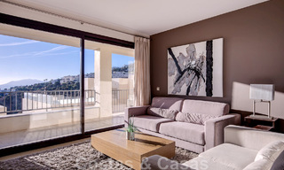 Gerenoveerd luxe appartement te koop, open zeezicht, gelegen in een luxueus complex van Los Monteros, Marbella 47525 