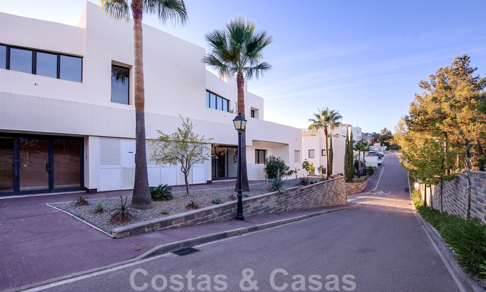 Gerenoveerd luxe appartement te koop, open zeezicht, gelegen in een luxueus complex van Los Monteros, Marbella 47526