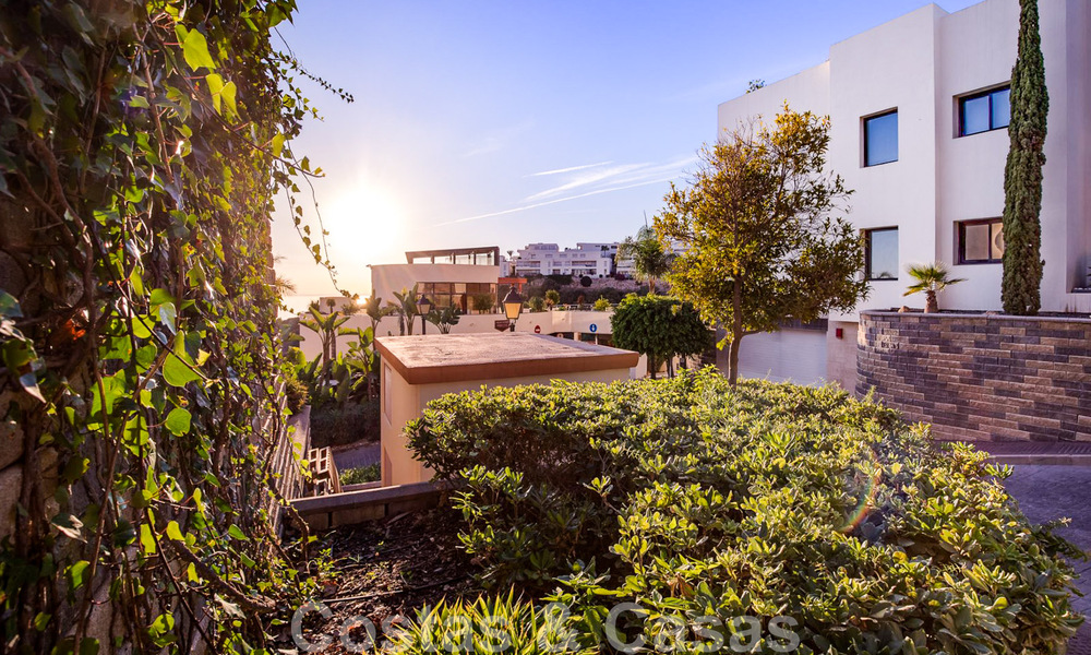Gerenoveerd luxe appartement te koop, open zeezicht, gelegen in een luxueus complex van Los Monteros, Marbella 47527