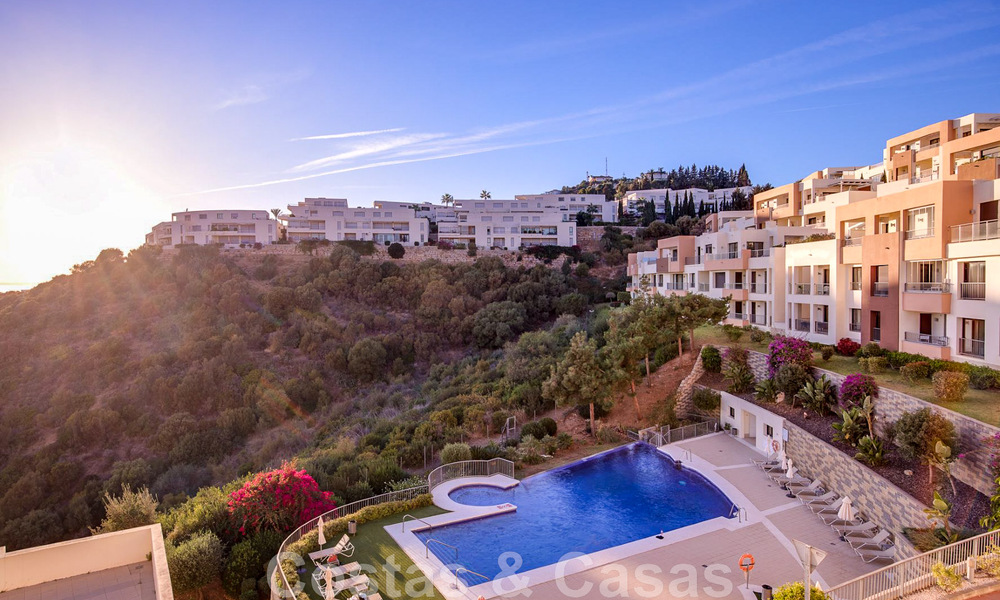 Gerenoveerd luxe appartement te koop, open zeezicht, gelegen in een luxueus complex van Los Monteros, Marbella 47528