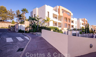 Gerenoveerd luxe appartement te koop, open zeezicht, gelegen in een luxueus complex van Los Monteros, Marbella 47529 