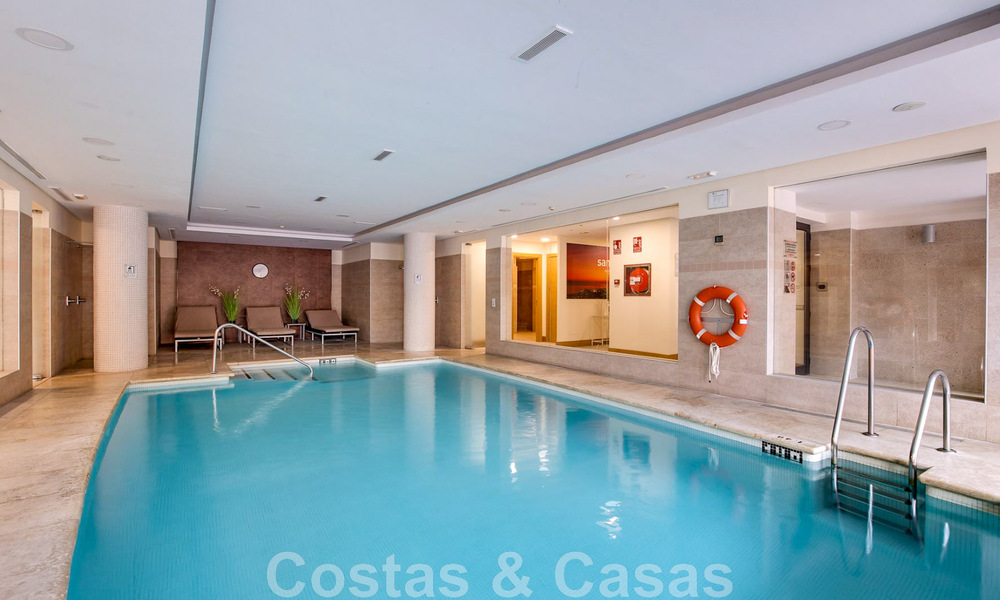 Gerenoveerd luxe appartement te koop, open zeezicht, gelegen in een luxueus complex van Los Monteros, Marbella 47530