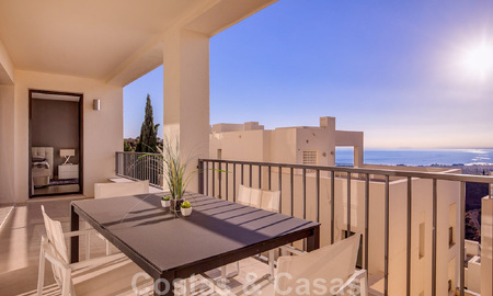 Gerenoveerd luxe appartement te koop, open zeezicht, gelegen in een luxueus complex van Los Monteros, Marbella 47533