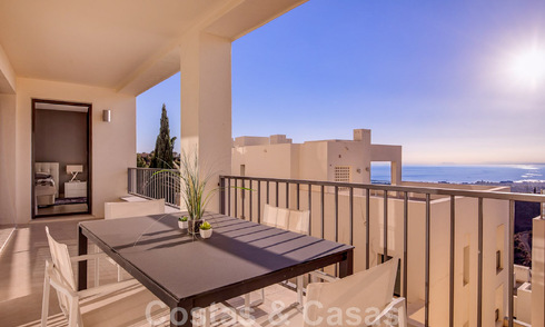 Gerenoveerd luxe appartement te koop, open zeezicht, gelegen in een luxueus complex van Los Monteros, Marbella 47533