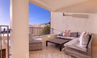 Gerenoveerd luxe appartement te koop, open zeezicht, gelegen in een luxueus complex van Los Monteros, Marbella 47534 