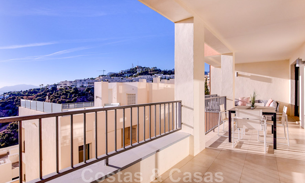 Gerenoveerd luxe appartement te koop, open zeezicht, gelegen in een luxueus complex van Los Monteros, Marbella 47535