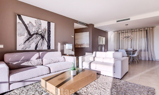 Gerenoveerd luxe appartement te koop, open zeezicht, gelegen in een luxueus complex van Los Monteros, Marbella 47536 