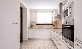 Gerenoveerd luxe appartement te koop, open zeezicht, gelegen in een luxueus complex van Los Monteros, Marbella 47538 