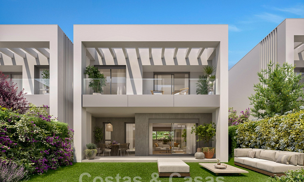 LAATSTE WONING! Nieuwe, designer rijhuizen te koop, op een steenworp van het strand in Elviria ten oosten van Marbella’s centrum 47340
