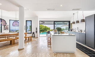 Vrijstaande, Andalusische villa te koop met panoramisch berg- en zeezicht in een exclusieve urbanisatie te Oost Marbella 47349 