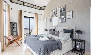 Vrijstaande, Andalusische villa te koop met panoramisch berg- en zeezicht in een exclusieve urbanisatie te Oost Marbella 47355 