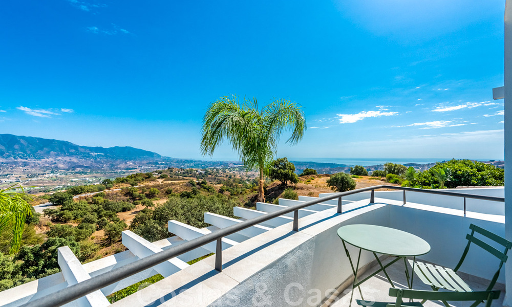 Vrijstaande, Andalusische villa te koop met panoramisch berg- en zeezicht in een exclusieve urbanisatie te Oost Marbella 47356