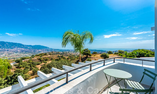 Vrijstaande, Andalusische villa te koop met panoramisch berg- en zeezicht in een exclusieve urbanisatie te Oost Marbella 47356 