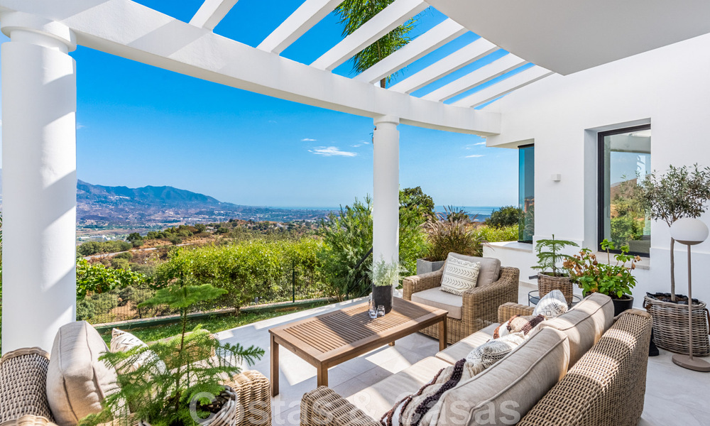 Vrijstaande, Andalusische villa te koop met panoramisch berg- en zeezicht in een exclusieve urbanisatie te Oost Marbella 47360