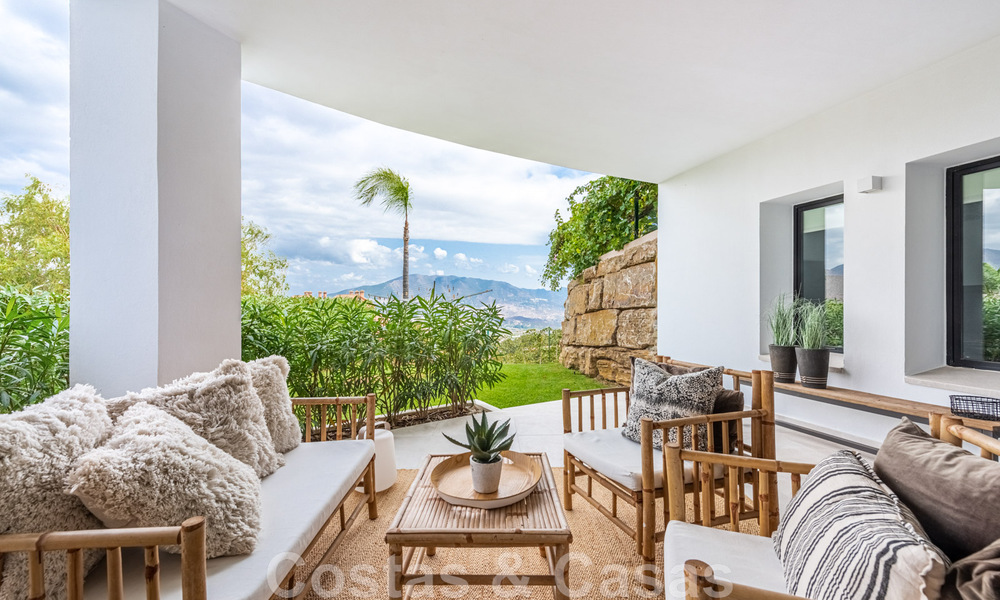 Vrijstaande, Andalusische villa te koop met panoramisch berg- en zeezicht in een exclusieve urbanisatie te Oost Marbella 47366