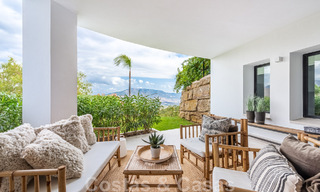 Vrijstaande, Andalusische villa te koop met panoramisch berg- en zeezicht in een exclusieve urbanisatie te Oost Marbella 47366 